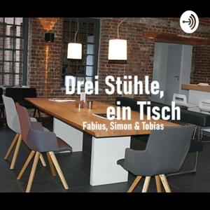 Drei Stühle, ein Tisch