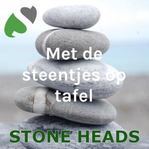 met de steentjes op tafel