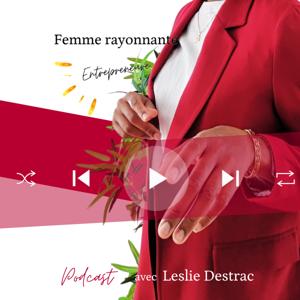 Femme rayonnante entrepreneure podcast