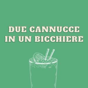 Due cannucce in un bicchiere