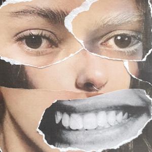 rindo sozinha