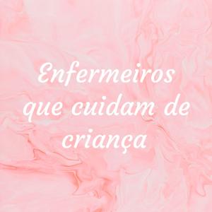 Enfermeiros que cuidam de criança