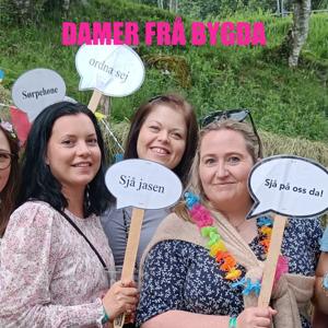 Damer frå bygda