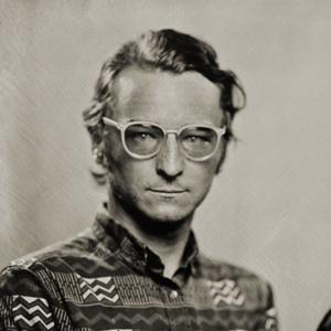 اقطاب الحدب في خطاب الأدب