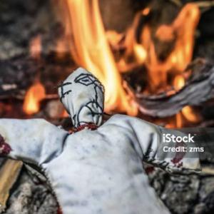 Una muñeca en la hoguera