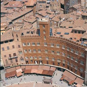 Un Palazzo, una Città, un Territorio