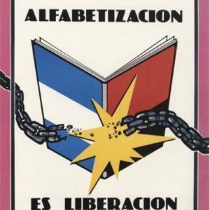 !Puño en alto, libro abierto!