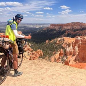 Hugo fait du vélo.