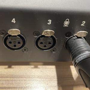 少一支麥克風啦