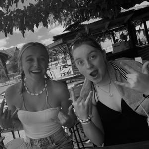 Zwei Mikrofone - Eine Welt - Anna und Mila on Air