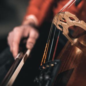 La main des musicien.nes