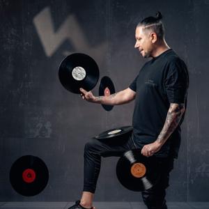 ADRIEN CREWS (AdrianoDeejay)