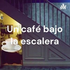 Un café bajo la escalera