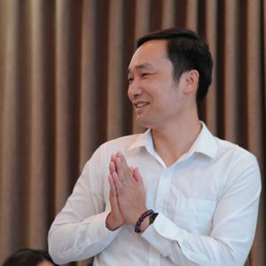 Cùng con vào đời