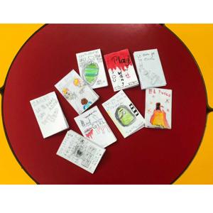 Niñas y Niños Jugando a Contar Historias en un Rincón de la Biblioteca
