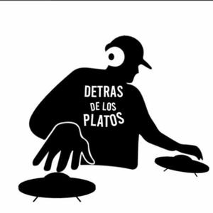 Detras De Los Platos