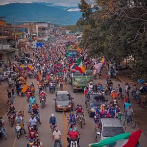 Un barrio entre sombras y esperanza
