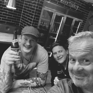 En FCK fan, en BIF fan og en AGF fan går ind på en bar by Heino Hansen